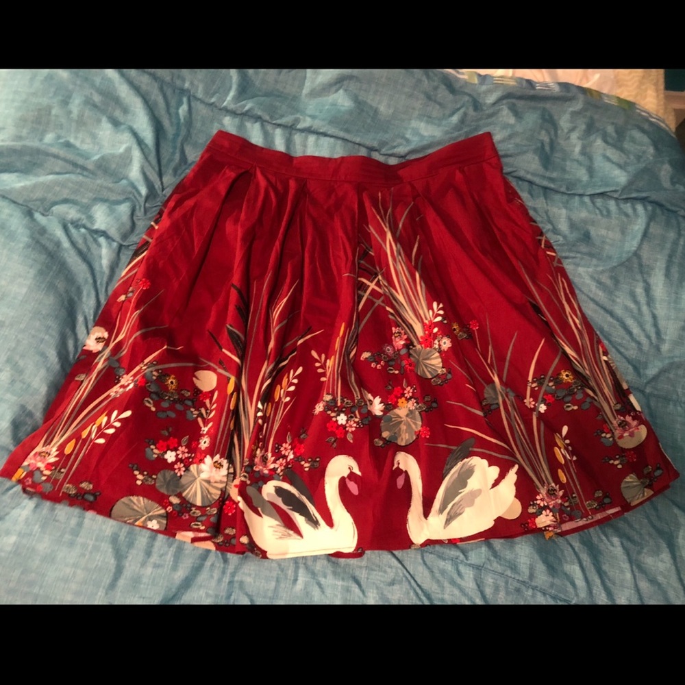 NEVER WORN swan Graphic red flair skirt